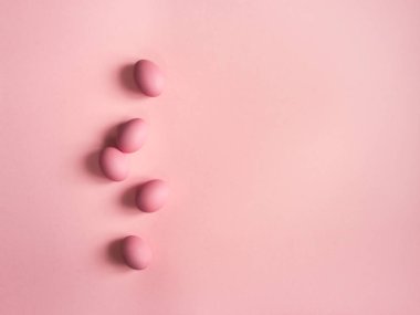 Pembe bir arka plan üzerinde pembe yumurta Üstten Görünüm