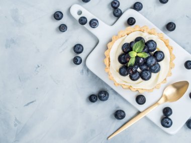 Yaban mersini çilek ışık mermer zemin ile vanilya tartlets