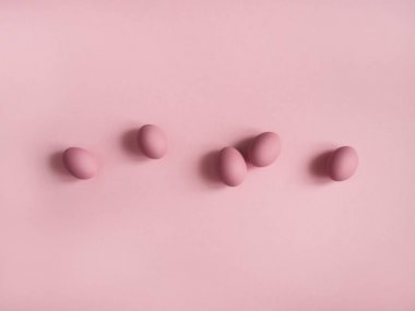 Pembe bir arka plan üzerinde pembe yumurta Üstten Görünüm