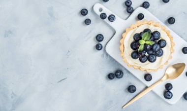 Yaban mersini çilek ışık mermer zemin ile vanilya tartlets