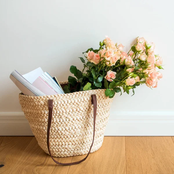 Ramo Rosas Revistas Bolsa Mimbre Suelo Madera — Foto de Stock