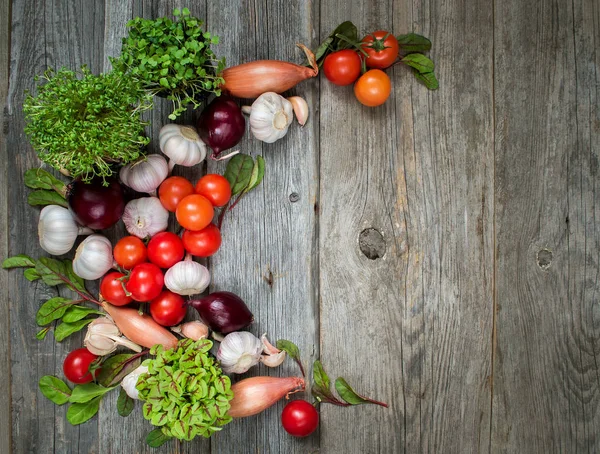 Composición Vegetal Con Hierbas Tomates Cebollas Ajo Superficie Madera — Foto de Stock