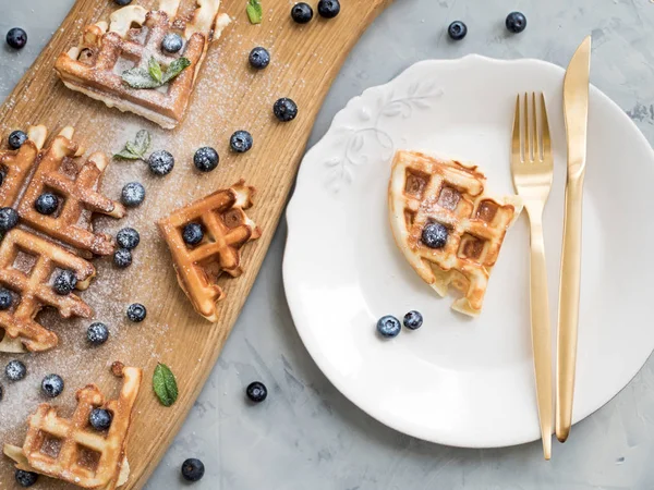 Belgische Waffeln Mit Blaubeeren Auf Weißem Teller — Stockfoto