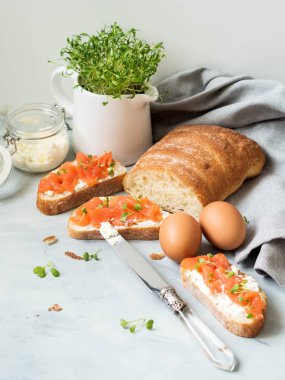 haşlanmış yumurta ve bruschetta füme somon ve krem peynir ile masa lambası üzerinde görünümünü kapat