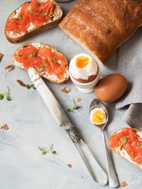 haşlanmış yumurta ve bruschetta kopya alanı ile hafif tabloda füme somon ve krem peynir ile
