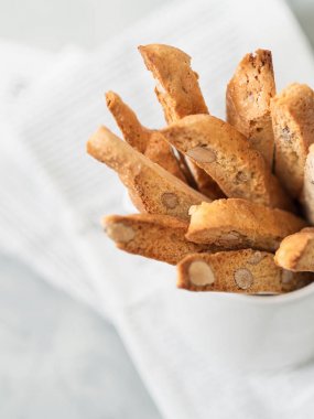 geleneksel İtalyan badem tatlısı beyaz gazete bardakta, kopya alanı ile üst görünüm