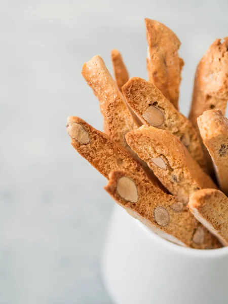 Biscotti Traditionele Italiaanse Amandel Dessert Witte Kop Close Met Kopie — Stockfoto