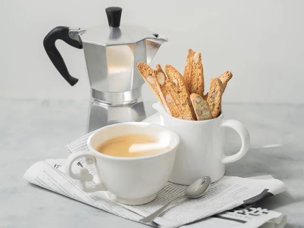 Postre Tradicional Almendras Italianas Con Taza Café Cafetera Moka Periódico — Foto de Stock