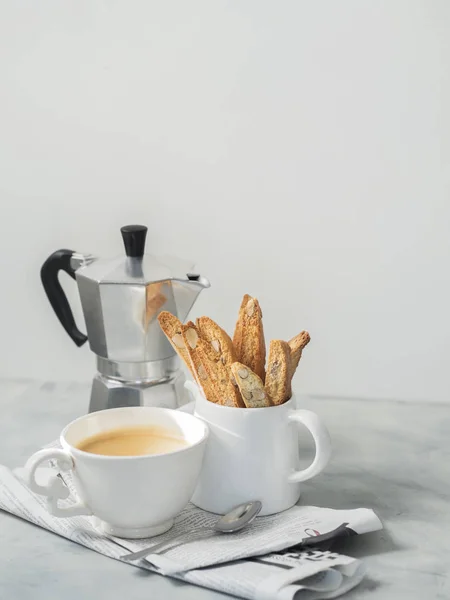 Close Van Traditionele Italiaanse Amandel Dessert Met Kopje Koffie Met — Stockfoto