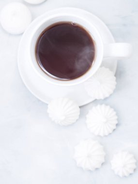 Beyaz arka plan, üstten görünüm kaşık ile kahve Kupası ve beze tanımlama