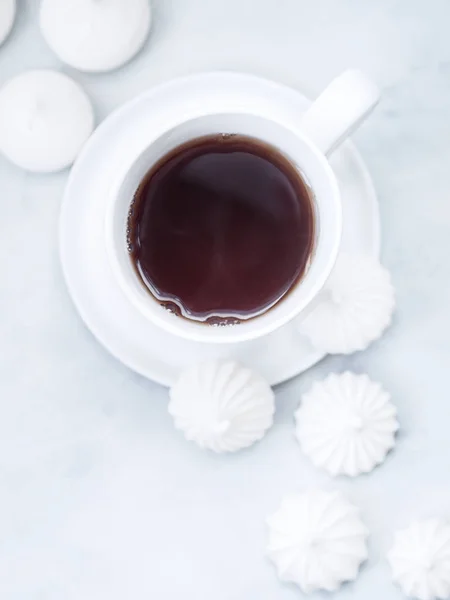 Koffie Beker Meringue Cookies Met Lepel Witte Achtergrond Bovenaanzicht — Stockfoto
