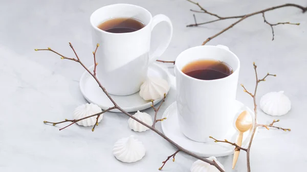 Koffie Kopjes Meringue Cookies Met Lepel Witte Achtergrond Met Kopie — Stockfoto