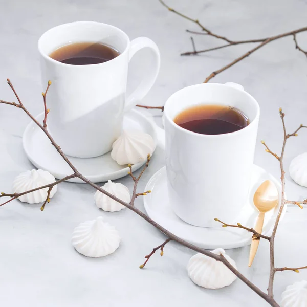 Primo Piano Tazze Caffè Biscotti Meringa Con Cucchiaio Sfondo Bianco — Foto Stock