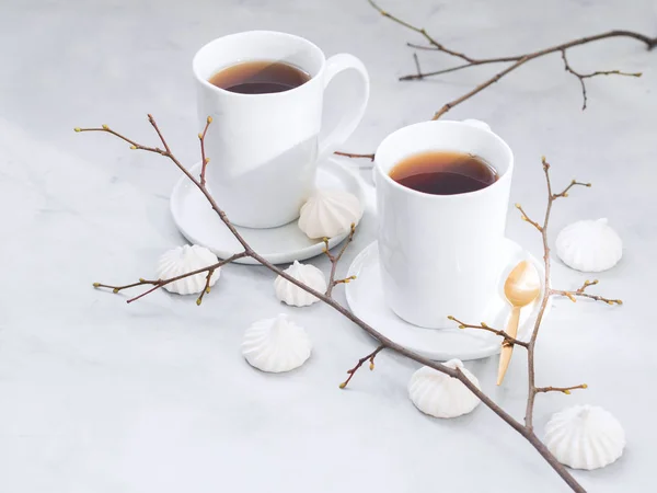 Koffie Kopjes Meringue Cookies Met Lepel Witte Achtergrond Met Kopie — Stockfoto