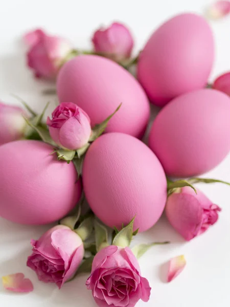 Cartão Páscoa Com Ovos Páscoa Rosas Rosa Fundo Branco Close — Fotografia de Stock