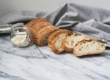 Fransız baget mermer masa üzerinde keçi peyniri ile servis