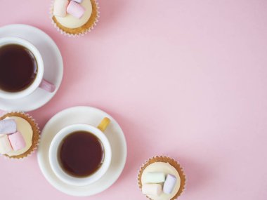 Kahve kekler pembe bir arka plan üzerinde