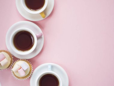 Kahve kekler pembe bir arka plan üzerinde