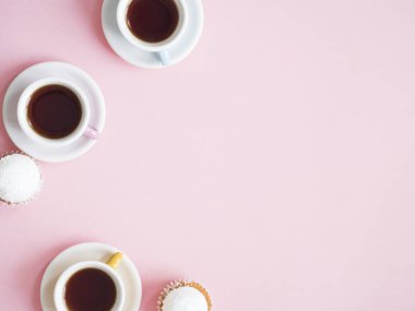 Kahve kekler pembe bir arka plan üzerinde