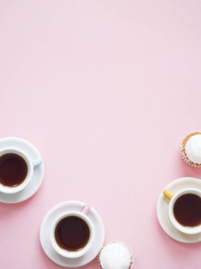 Kahve kekler pembe bir arka plan üzerinde