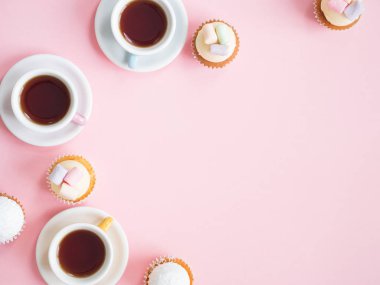 Kahve kekler pembe bir arka plan üzerinde