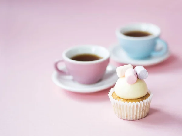 Bunte Kaffeetassen Und Cupcake Mit Marshmallows Auf Rosa Hintergrund — Stockfoto