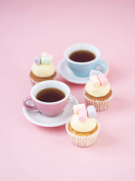Tazze Caffè Colorate Cupcake Con Marshmallow Cima Sfondo Rosa — Foto Stock