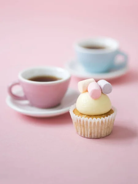 Bunte Kaffeetassen Und Cupcake Mit Marshmallows Auf Rosa Hintergrund — Stockfoto