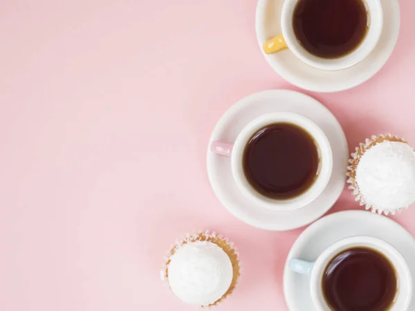 Tazas Café Con Cupcakes Sobre Fondo Rosa — Foto de Stock