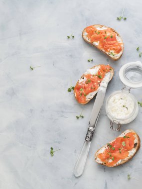 Keçi peyniri, somon ve mermer masa üzerinde otlar ile Fransız baget servis