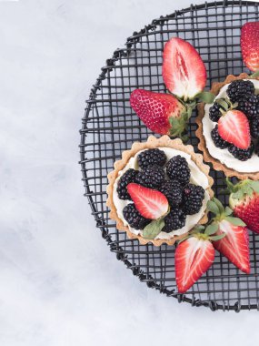 Izgara tabakta çilek kremalı tart