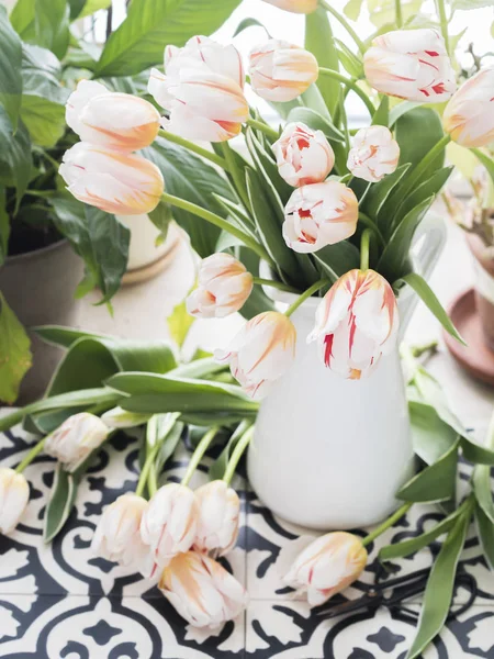 Ramo Tulipanes Frescos Jarra Blanca Sobre Mesa Con Patrón Monocromo — Foto de Stock