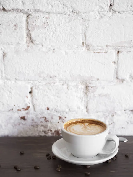 咖啡籽木桌上的新鲜卡布奇诺 — 图库照片