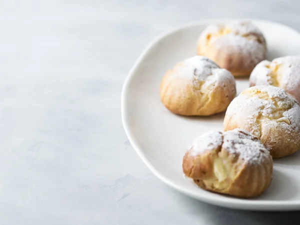 Beyaz Tabakta Pudra Şekeri Serpilir Kek Profiterol — Stok fotoğraf