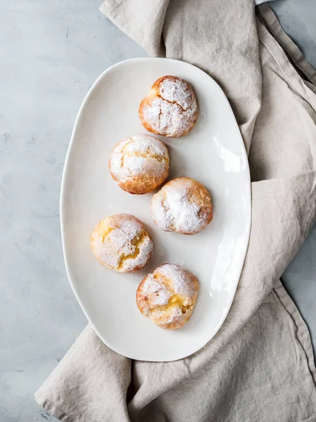 Taart Soesjes Bestrooid Met Poedersuiker Geserveerd Witte Plaat — Stockfoto