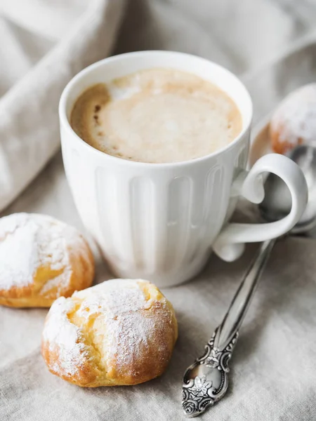 Sütemények Profiteroljáról Meghintjük Porcukorral Latte Pohár Fehér Tányérra Tálalva — Stock Fotó