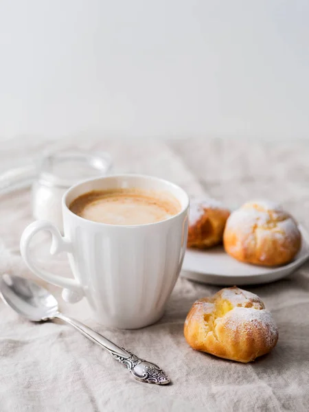 Sütemények Profiteroljáról Meghintjük Porcukorral Latte Pohár Fehér Tányérra Tálalva — Stock Fotó