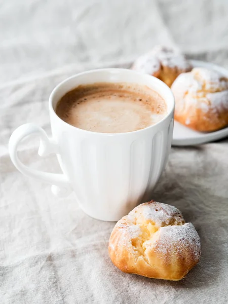 Pasteles Profiteroles Espolvoreados Con Azúcar Polvo Servido Plato Blanco Con — Foto de Stock