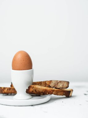 Beyaz taş masada croutons hizmet eggcup haşlanmış yumurta