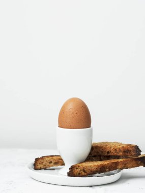 Beyaz taş masada croutons hizmet eggcup haşlanmış yumurta