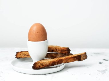 Beyaz taş masada croutons hizmet eggcup haşlanmış yumurta