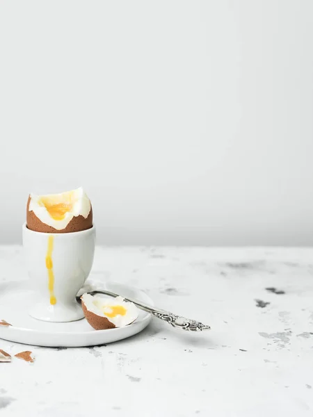 Huevo Cocido Taza Huevo Sobre Una Mesa Piedra Blanca — Foto de Stock
