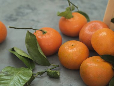 Taze mandalina taş yüzeyinde düşmüş sepet saçılan yığını