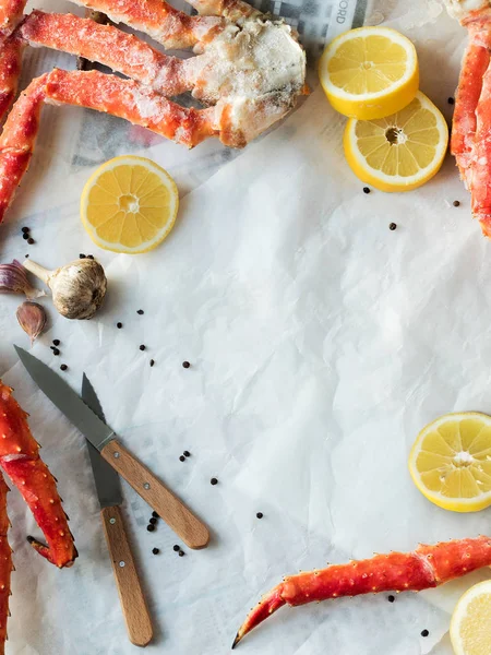Vue Dessus Des Pattes Crabe Frais Avec Citrons Épices Sur — Photo