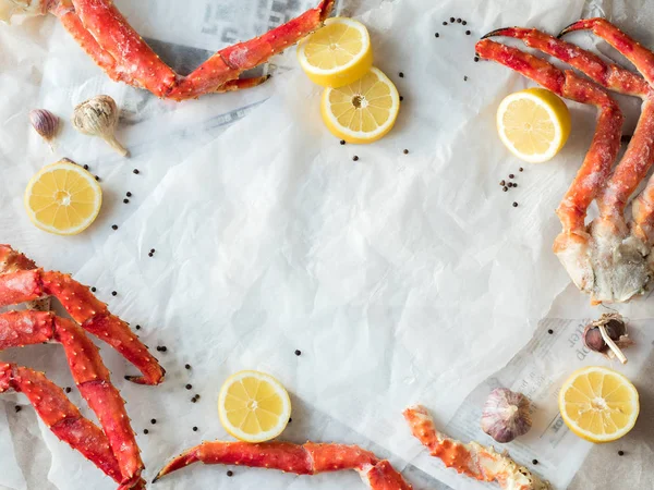 Top View Fresh Crab Legs Lemons Spices Crumpled Paper — Stock Photo, Image