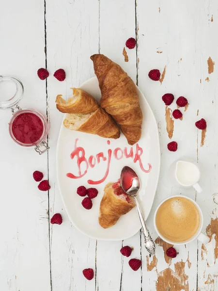 Felülnézet Friss Croissant Érett Málna Málna Lekvár Betűk Bonjour Felső — Stock Fotó