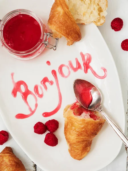 Felülnézet Friss Croissant Érett Málna Málna Lekvár Betűk Bonjour Felső — Stock Fotó
