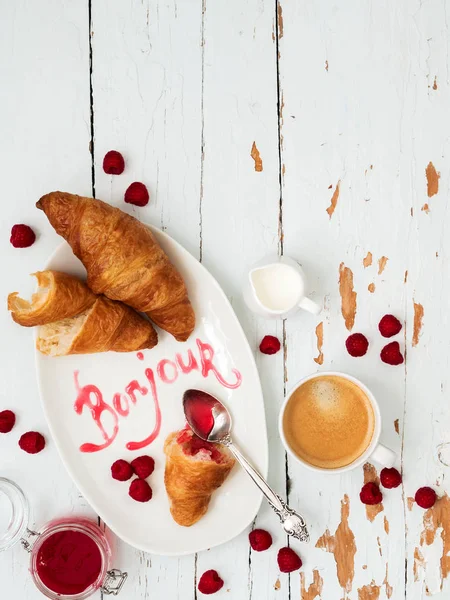 Felülnézet Friss Croissant Érett Málna Málna Lekvár Betűk Bonjour Felső — Stock Fotó