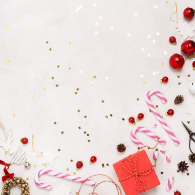 Mutlu Noeller ve mutlu bayramlar tebrik kartı, çerçeve, pankart, desen. Yeni Yıl Yaratıcı Tasarımı. Noel oyuncakları beyaz arka planda fotokopi alanı olan ağaç oyuncaklarını destekliyor. 