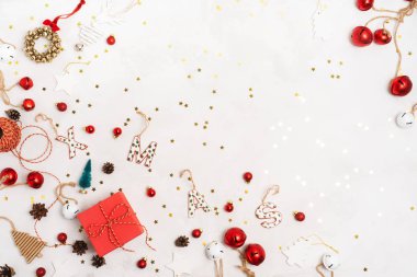 Mutlu Noeller ve mutlu bayramlar tebrik kartı, çerçeve, pankart, desen. Yeni Yıl Yaratıcı Tasarımı. Noel oyuncakları beyaz arka planda fotokopi alanı olan ağaç oyuncaklarını destekliyor. 